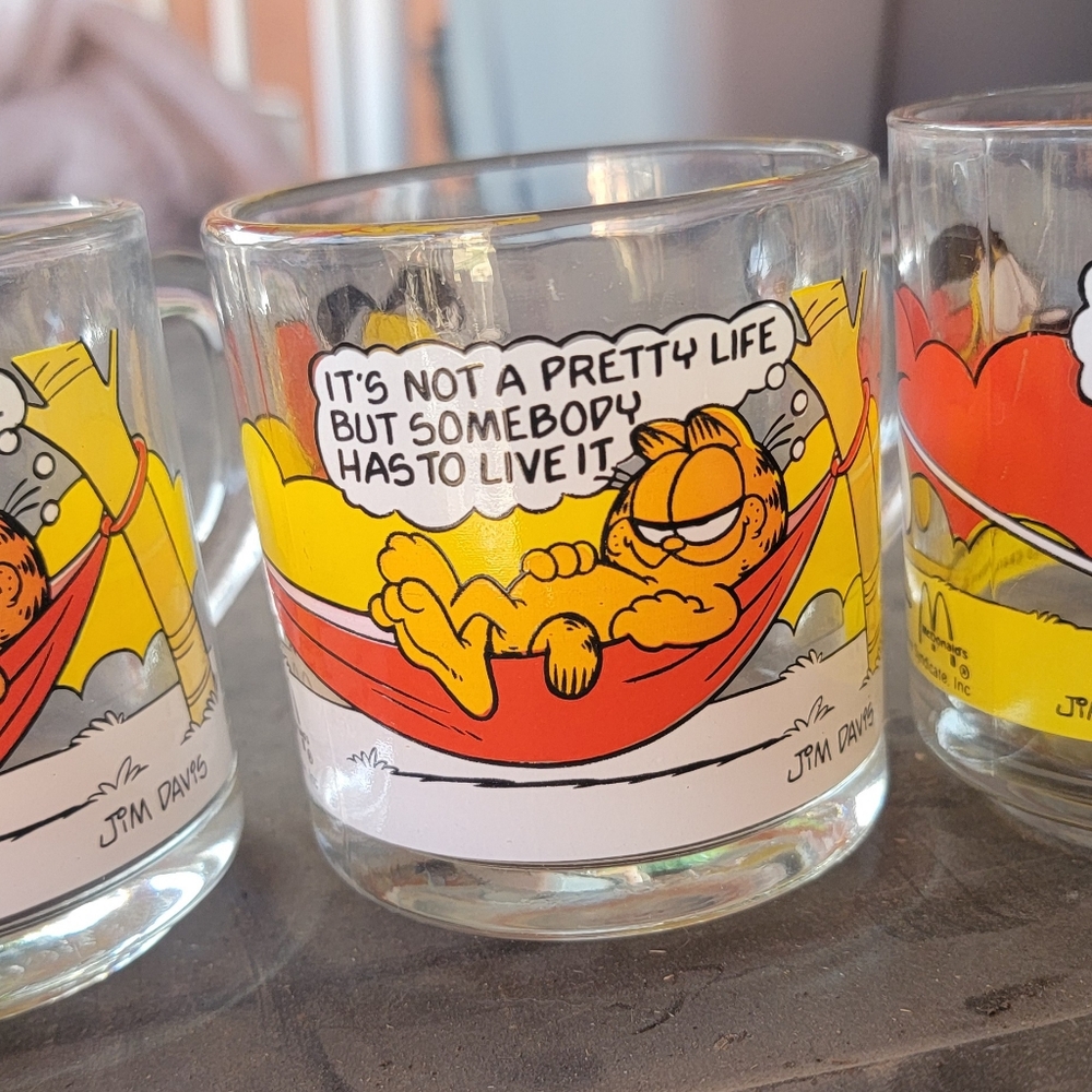 Garfield Glass Mug Set - Yellow and Red